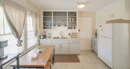2 Mi to Zoo: Charming Apt w/ Balcony in Cleveland
