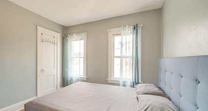 2 Mi to Zoo: Charming Apt w/ Balcony in Cleveland