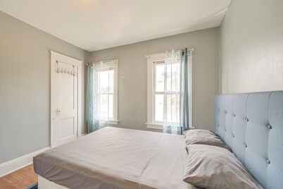 2 Mi to Zoo: Charming Apt w/ Balcony in Cleveland
