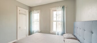 2 Mi to Zoo: Charming Apt w/ Balcony in Cleveland