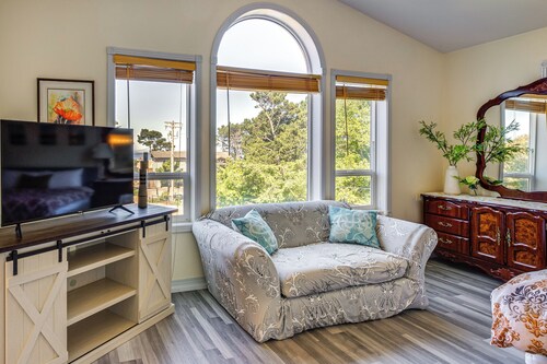 Walk to Shore: Home w/ Deck in Rockaway Beach!