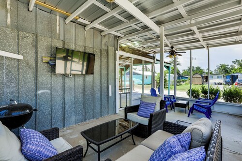 Walk to Pier & River: Dtwn Steinhatchee Escape!