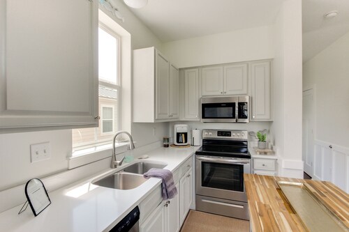 Walk to Beach: Cottage w/ Yard in Pass Christian!