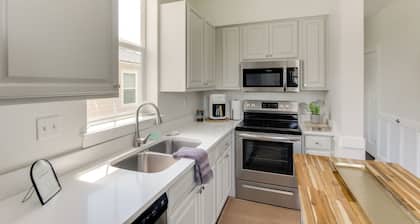 Walk to Beach: Cottage w/ Yard in Pass Christian!