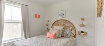 Walk to Beach: Cottage w/ Yard in Pass Christian!