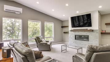 House (5 Bedrooms) | Interior