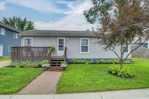 Home Near Kinnick, UI Health & Amish Country