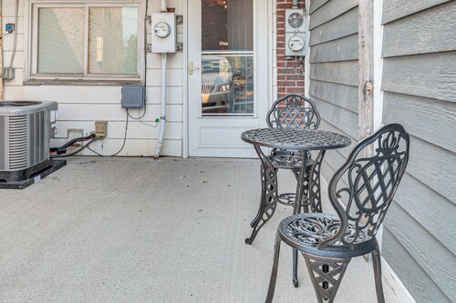 Downtown Crandon: Walkable Studio w/ Patio!