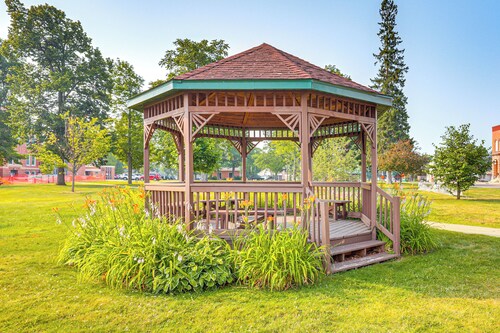 Downtown Crandon: Walkable Studio w/ Patio!