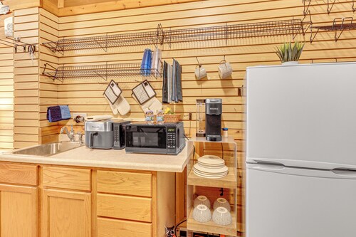 Downtown Crandon: Walkable Studio w/ Patio!