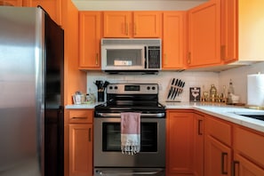 Refrigerador con freezer, microondas, horno, placa de cocina
