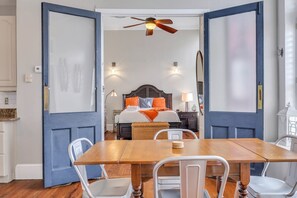 1 habitación, tabla de planchar con plancha, wifi gratis y ropa de cama