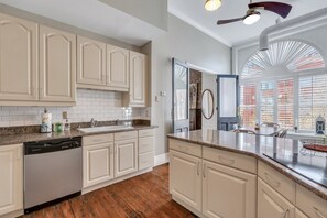 Refrigerador, microondas, horno, lavavajillas