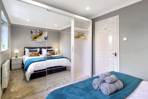 Deluxe Bedroom: Stylish space with plush bedding and elegant decor for dreamy nights in Hertfordshire!