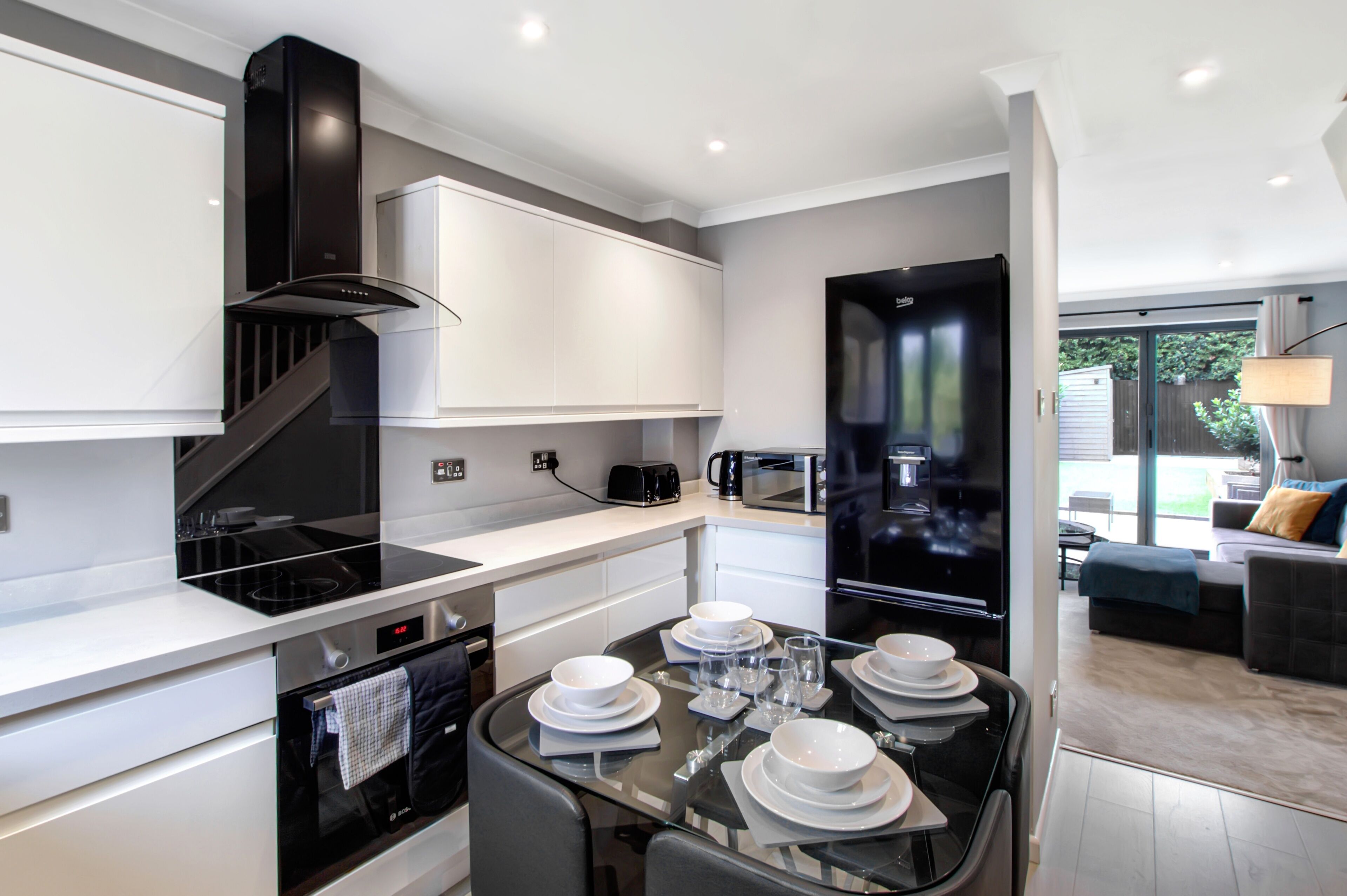 Frigorífico, microondas, horno y placa de cocina