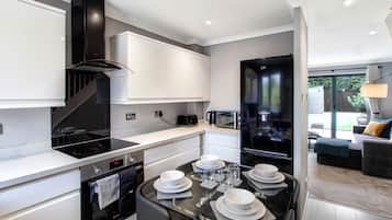 Frigorífico, microondas, horno y placa de cocina