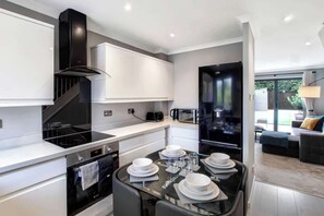 Frigorífico, microondas, horno y placa de cocina