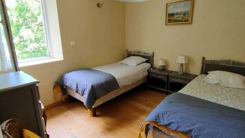 2 habitaciones, tabla de planchar con plancha, wifi y ropa de cama