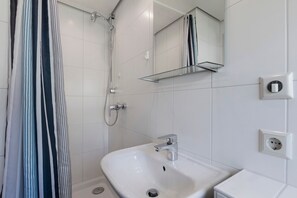 Een douche, een haardroger, handdoeken