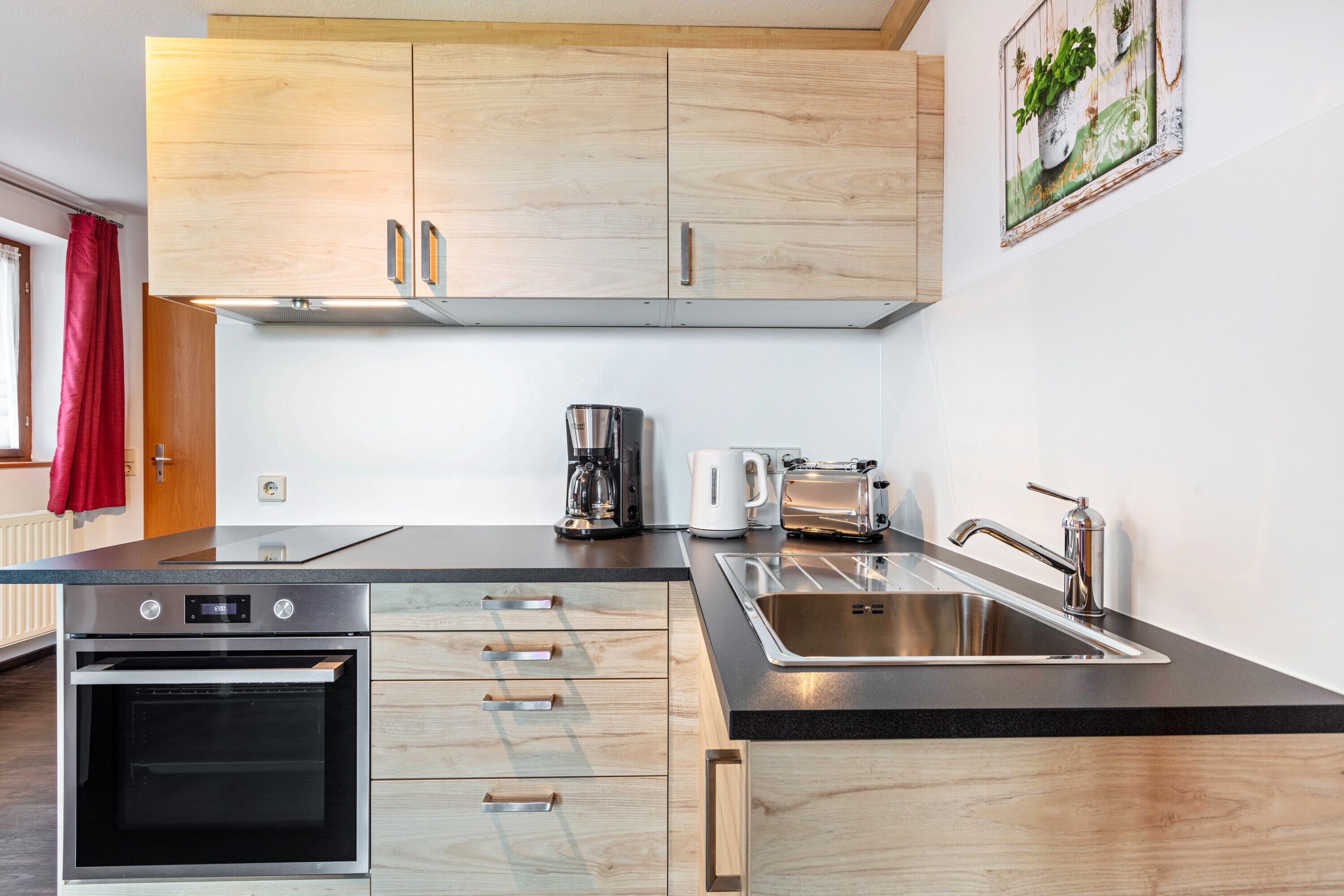 Een koelkast, een magnetron, een oven, een kookplaat