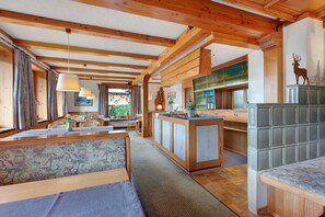A wooden interior with a dining area, kitchen, and seating. - Holiday Apartment '10' with Mountain View, Shared Terrace and Wi-Fi (Todtnau OT Todtnauberg)