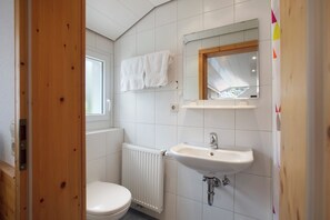 Douche, sèche-cheveux, serviettes fournies