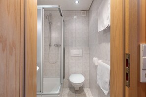 Shower, hair dryer, towels - Room '4' with mountain view, shared terrace and Wi-Fi (Todtnau OT Todtnauberg)