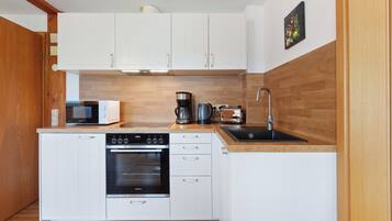 Jääkaappi, mikroaaltouuni, uuni, liesi