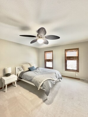 4 bedrooms, iron/ironing board, WiFi, bed sheets - Private Luxury Retreat • Pool, Firepit • Minutes to Lake & Golf (Sheboygan)