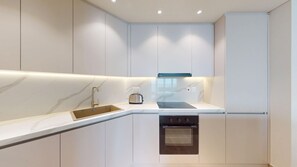 ثلاجة، ميكروويف، فرن، موقد طهي مسطح