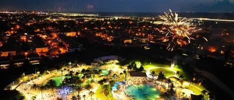 Alberca al aire libre y alberca climatizada