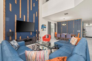 Téléviseur connecté, lecteur de DVD, table de baby-foot