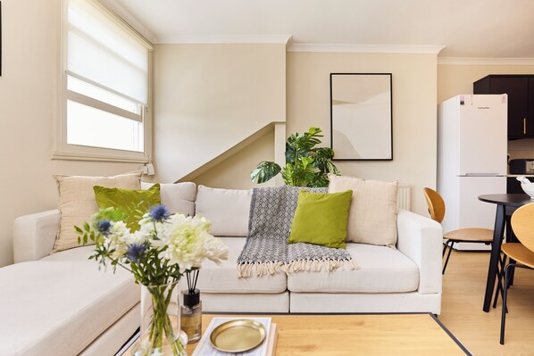 Apartment | Living area - Finsbury Park Two-Bed Split-Level Flat (London)