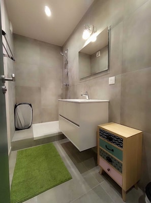 Shower, towels