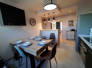 Private kitchen - Room in Mulhouse center. Shopping center, streetcars, train station, restaurants. (Mulhouse)