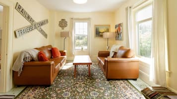 テレビ、暖炉、書庫、ステレオ