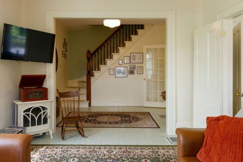 Central Picton Apartment, Sleeps 8; The Iron Horse