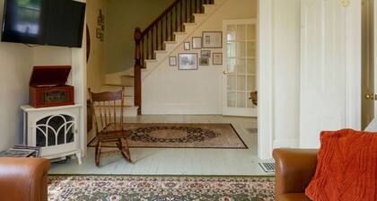 Central Picton Apartment, Sleeps 8; The Iron Horse