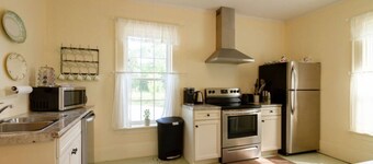 Central Picton Apartment, Sleeps 8; The Iron Horse