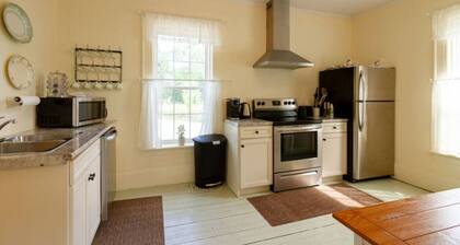 Central Picton Apartment, Sleeps 8; The Iron Horse