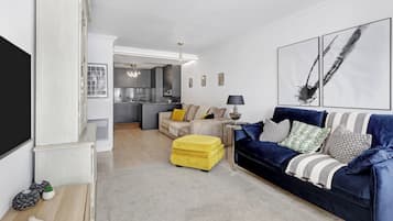 Apartamento urbano, 2 quartos, sacada, vista para a cidade | Área de estar | Smart TV 40 polegadas com canais via satélite