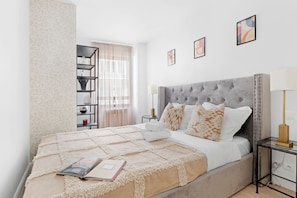 Departamento urbano, 2 habitaciones, balcón, vista a la ciudad | Tabla de planchar con plancha, cunas, cuna de viaje y wifi gratis