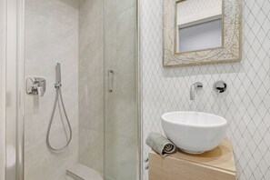 City Apartment, 2 Bedrooms, Balcony, City View | Bathroom