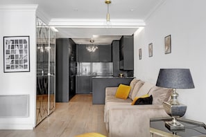 Apartamento urbano, 2 quartos, sacada, vista para a cidade | Área de estar | Smart TV 40 polegadas com canais via satélite