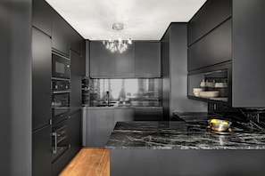 Apartamento urbano, 2 quartos, sacada, vista para a cidade | Cozinha privada | Cafeteira/chaleira, chaleira elétrica, torradeira, cadeirão de bebê