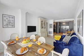 Appartement Ville, 2 chambres, balcon, vue ville | Coin séjour