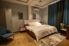 Apartamento conforto, vista para a cidade | Escrivaninha, espaço de trabalho para notebook