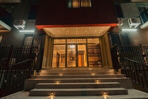 Overnatningsstedets facade – aften/nat