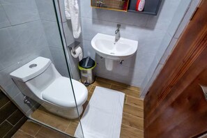 Apartamento conforto, vista para a cidade | Banheiro | Secador de cabelo, toalhas de banho, sabonete, papel higiênico