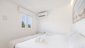 1 bedroom, iron/ironing board, WiFi, bed sheets - Apartment 'Las Palmeras 2' with Shared Pool, Wi-Fi and Air Conditioning (Cala Millor)